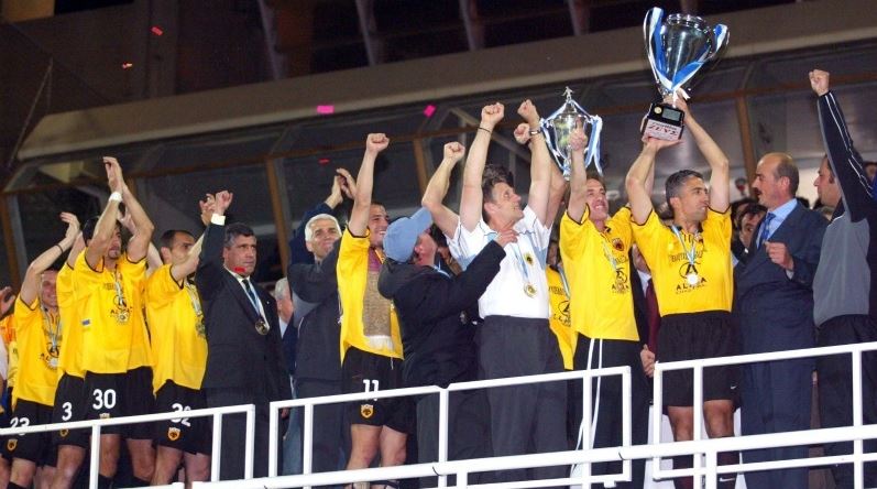 Ο αρχηγός της ΑΕΚ, Νίκος Κωστένογλου σηκώνει το τρόπαιο και οι παίκτες της Α.Ε.Κ. πανηγυρίζουν την κατάκτηση του Κυπέλλου του 2002 στο ΟΑΚΑ