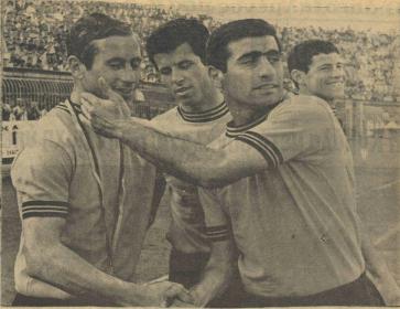 Ο τελευταίος αγώνας του Σταματιάδη με τη Βέροια και την αποχώρηση του απο την ενεργό δράση. Του απονεμήθηκε ο χρυσός Δικέφαλος και τον συγχαίρουν οι Παπαϊωάννου και Σκευοφύλαξ.