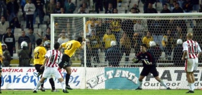 Η κεφαλιά του Ίλια Ίβιτς που χαρίζει στην ΑΕΚ το προβάδισμα στο σκορ και τελικά και το Κύπελλο του 2002