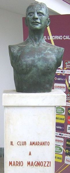 Ο αδριάντας του Μario Magnozzi που κοσμεί την είσοδο του Armando Picchi