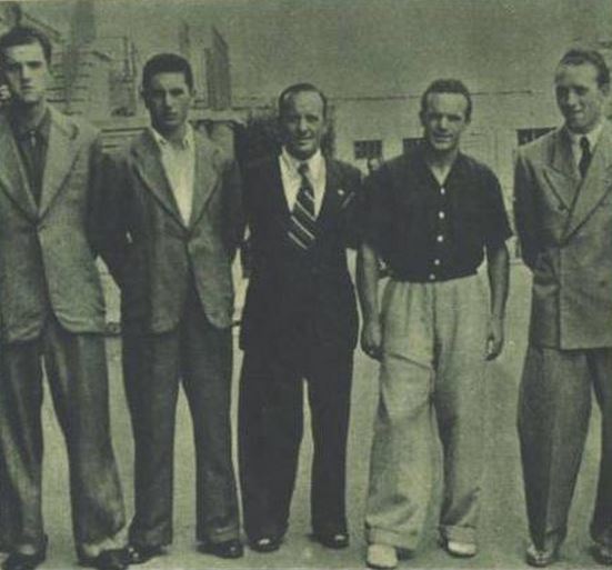 Ως προπονητής της Μίλαν (στο κέντρο) υποδέχεται τα καινούρια αστέρια της ομάδας στο San Siro