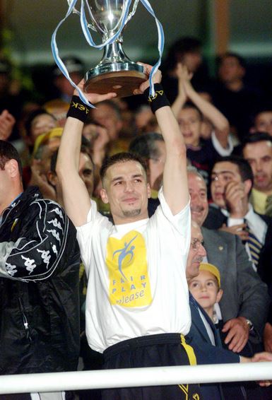 Ο Ντέμης Νικολαΐδης υψώνει το Κύπελλο Ελλάδος στον αέρα του Αμαρουσίου